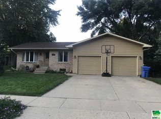 1424 Crestview Dr, Vermillion, SD 57069