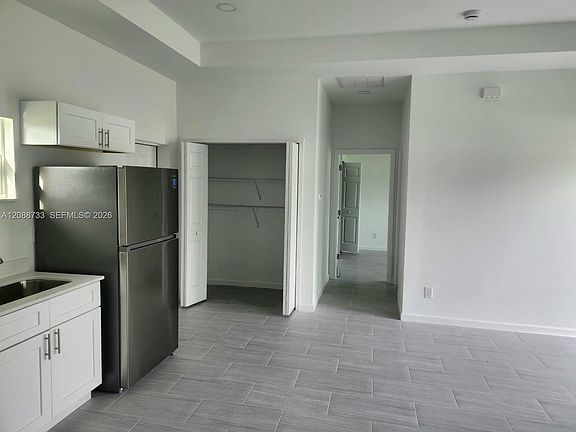 3rd image of 848 Carpenter St E