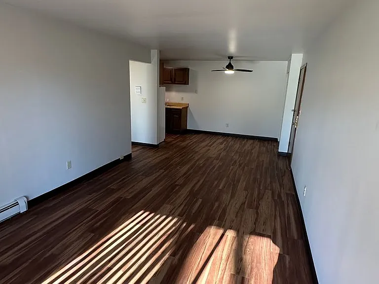 Plaza IV Apartments in St. Francis. — Photo 6