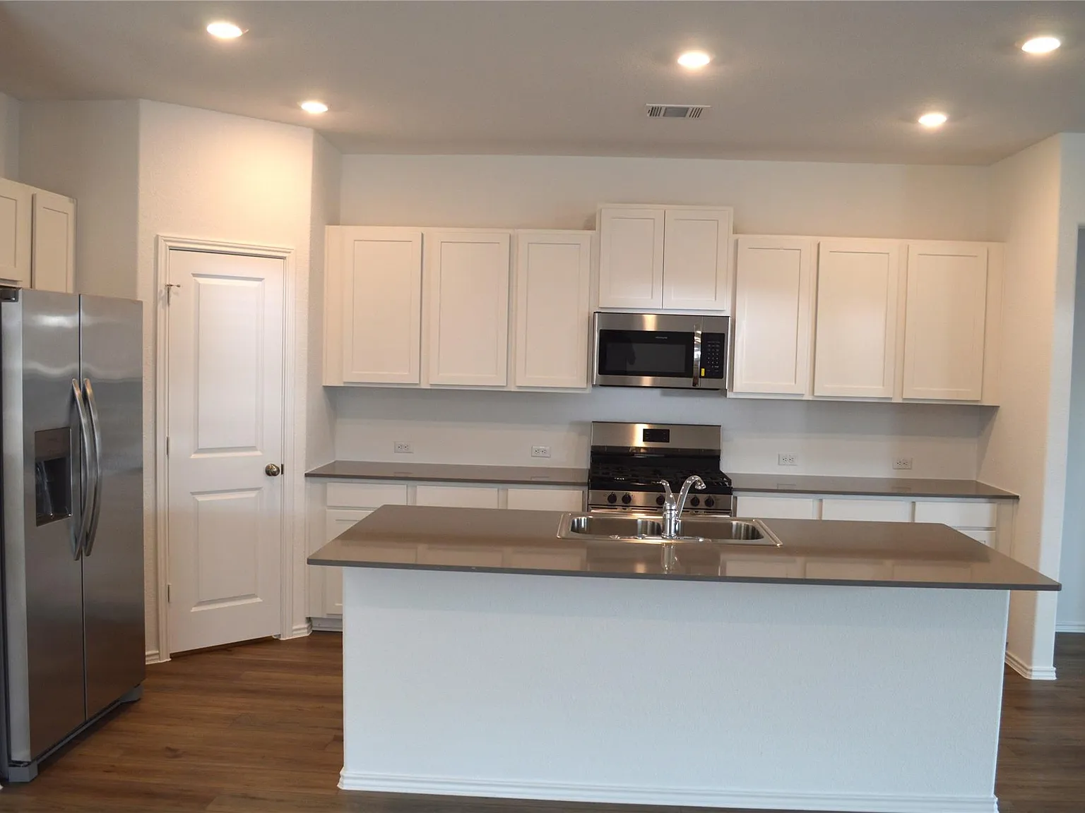 4 bed, 3.0 bath, 1913 sqft, $2,224 — Photo 4