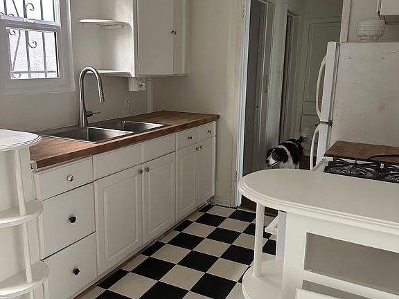 3rd image of 2033 N Vermont Ave #2035