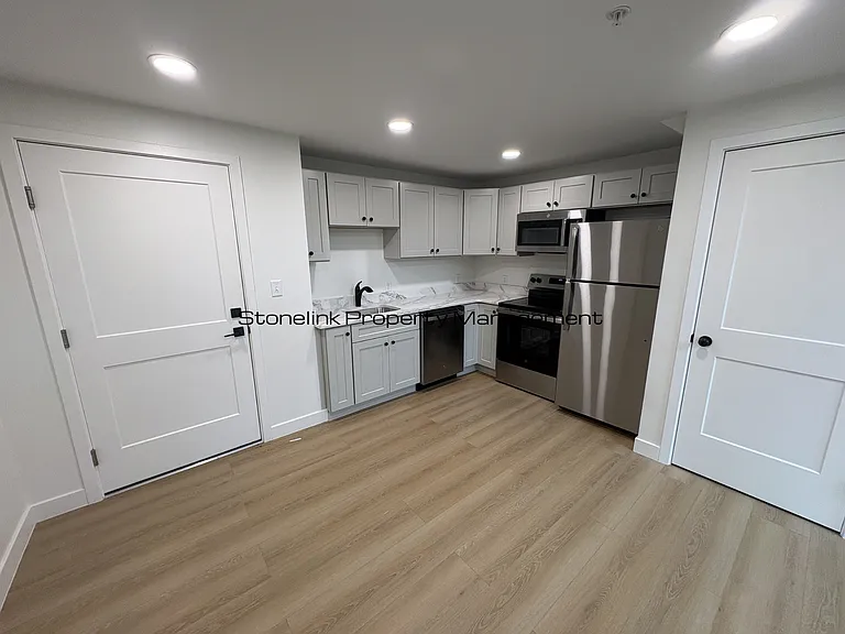 265 Manton Ave — Photo 35