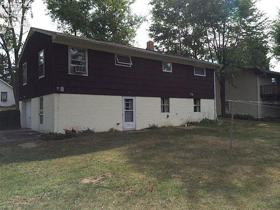 3rd image of 14 Earl St