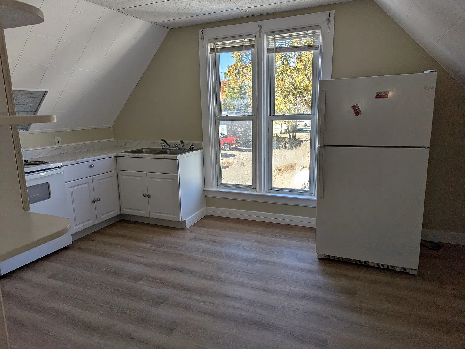 2 bed, 1000 sqft, $1,300 — Photo 2