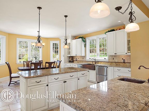 4th image of 22 Bell Cir