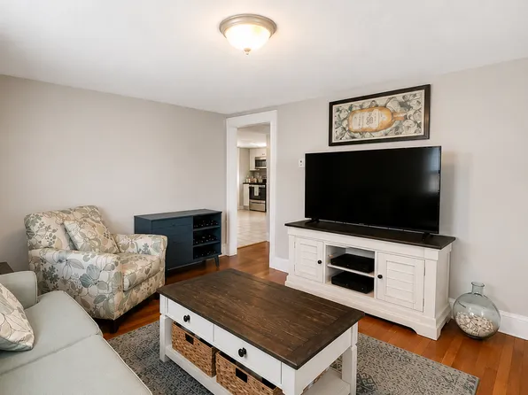 41 Cottage St, Watertown, MA 02472
