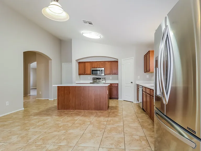 13625 W Lisbon Ln — Photo 8