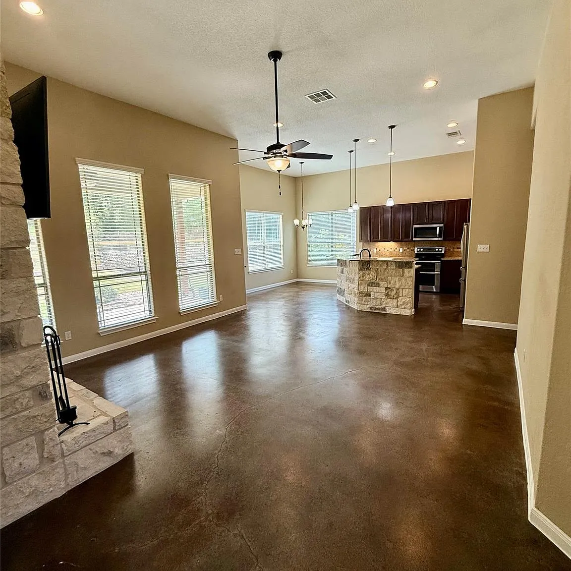 4 bed, 2.0 bath, 1717 sqft, $2,250 — Photo 4