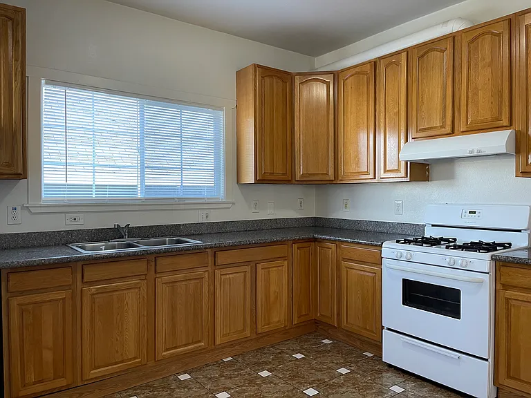 682 W Macarthur Blvd — Photo 9