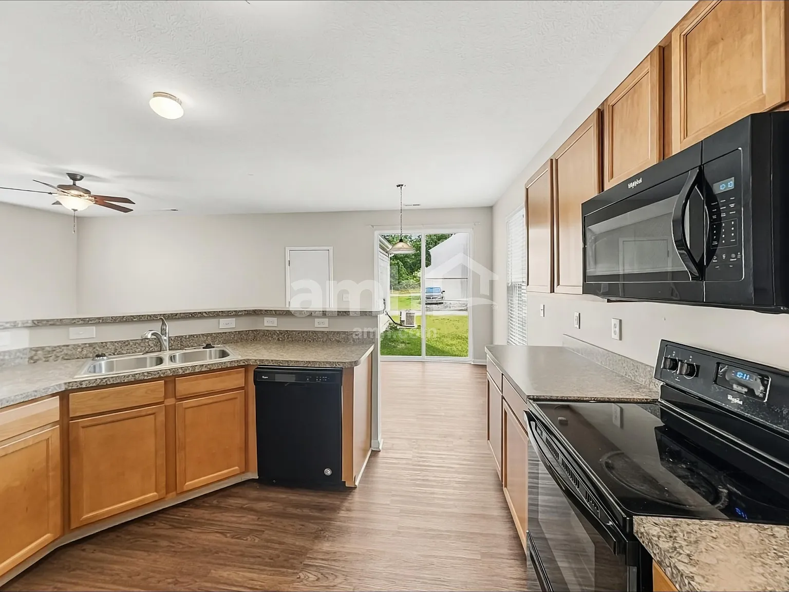 3 bed, 2.5 bath, 1888 sqft, $2,370 — Photo 4