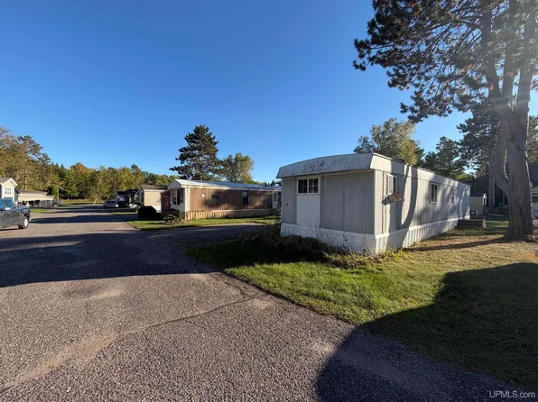 W3905 Pine Mountain Rd, Iron Mountain, MI 49801
