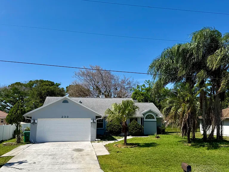 233 SW Chapman Ave — Photo 1