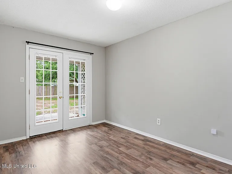 2387 Trafalgar Dr — Photo 14
