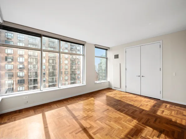 250 East 54th Street image 5 of 9