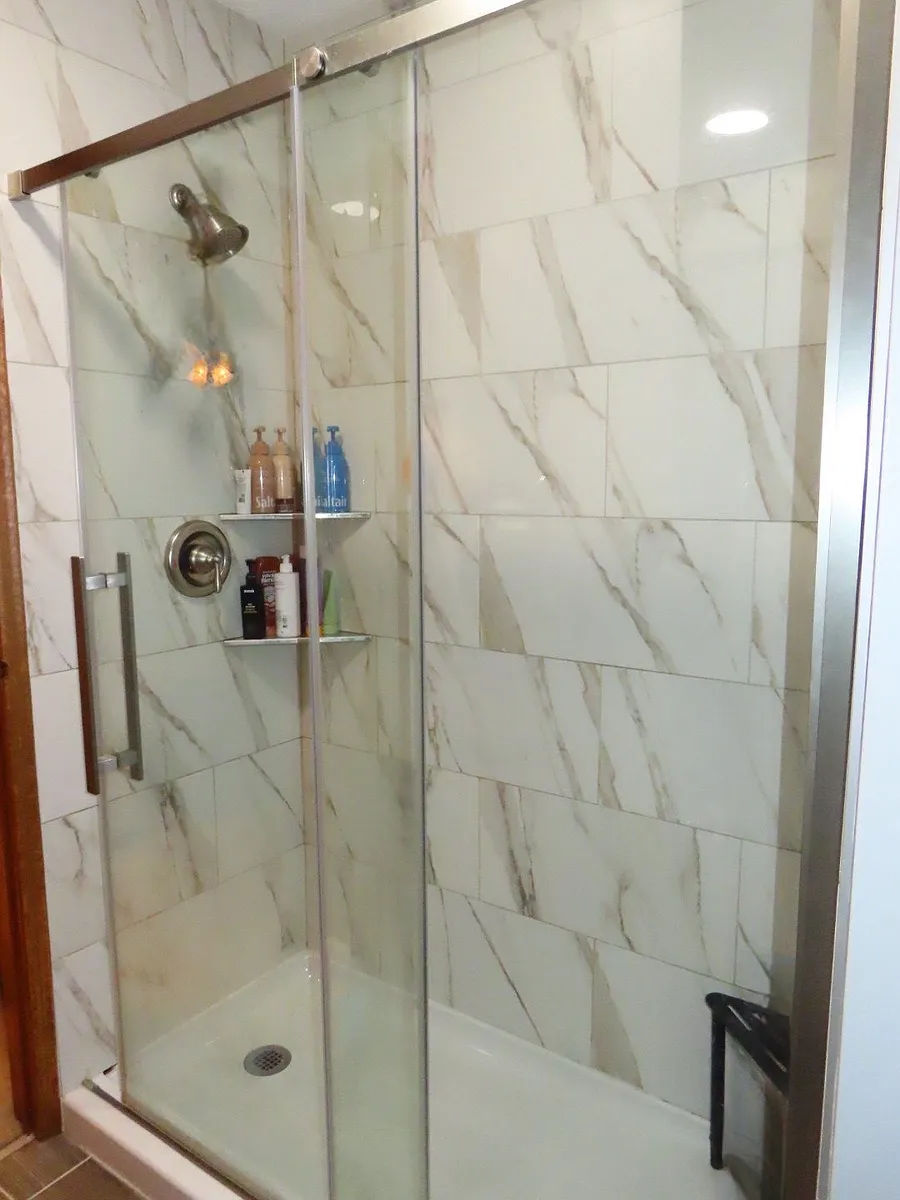 Marble tile in Shower - 5841 Elmbridge Ln
