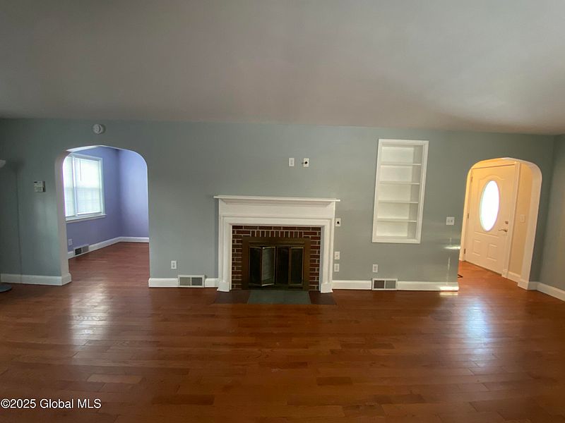 5th image of 386 Mohawk Drive