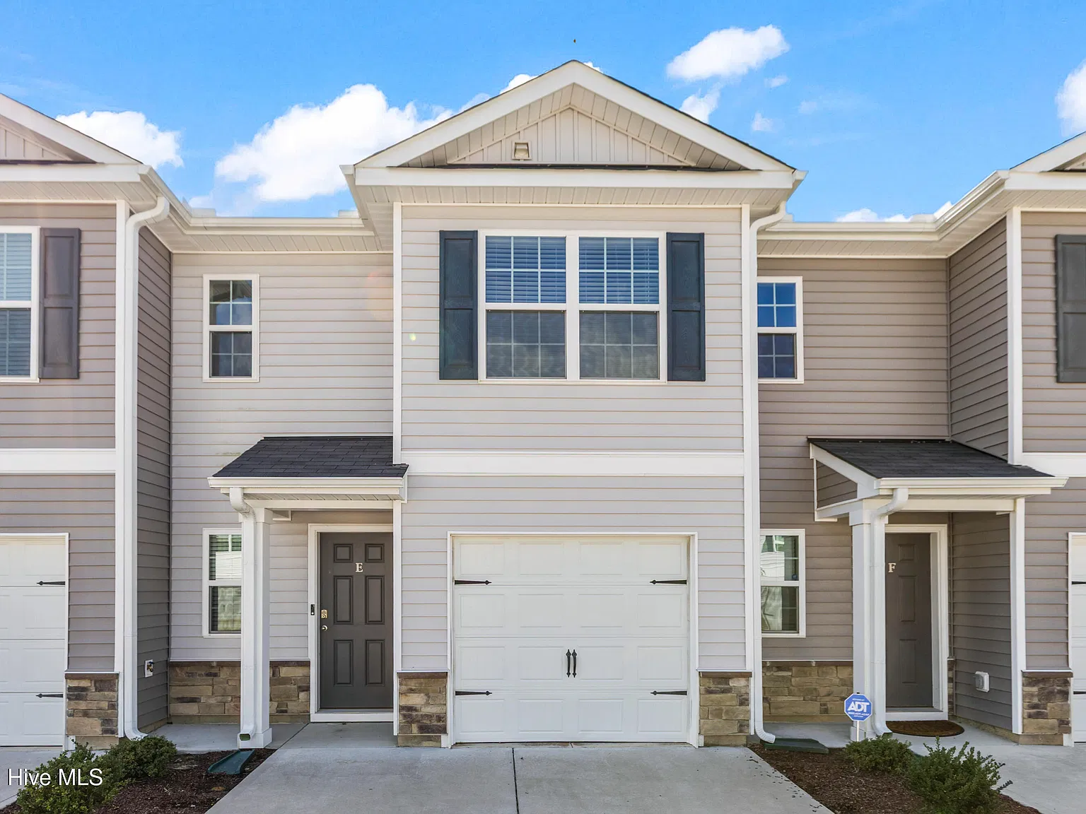 3 bed, 2.5 bath, 1502 sqft, $1,700 — Photo 1