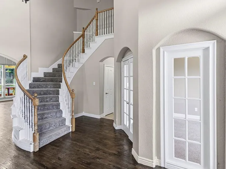 2622 Westwind Dr — Photo 3