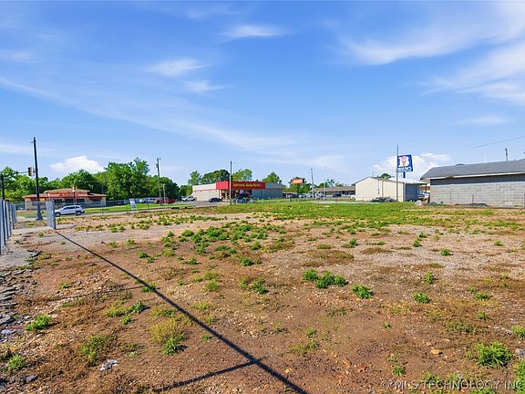 3rd image of 301 N Cedar Ave