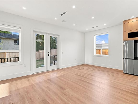 4th image of 11768 92nd Ave