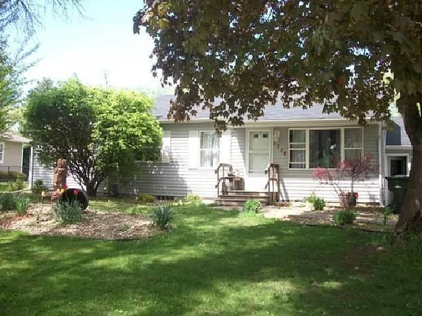 1718 Maplewood Dr, Cedar Falls, IA 50613