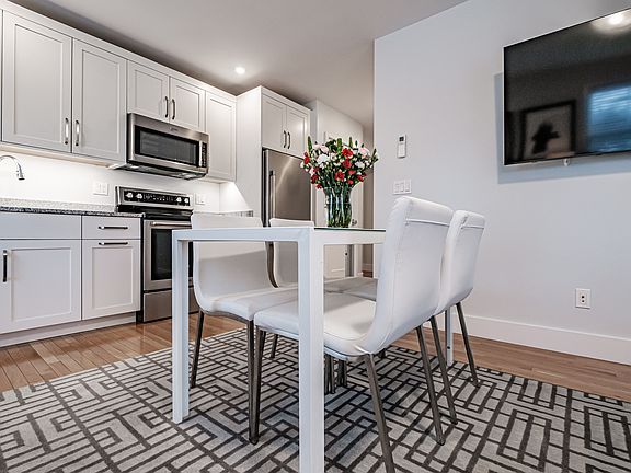 5th image of 223 Cumberland Ave APT 2B