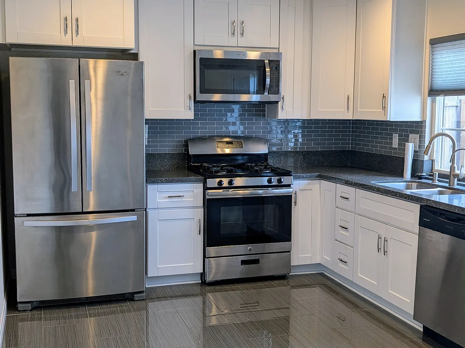 3 bed, 1296 sqft, $4,400 — Photo 4