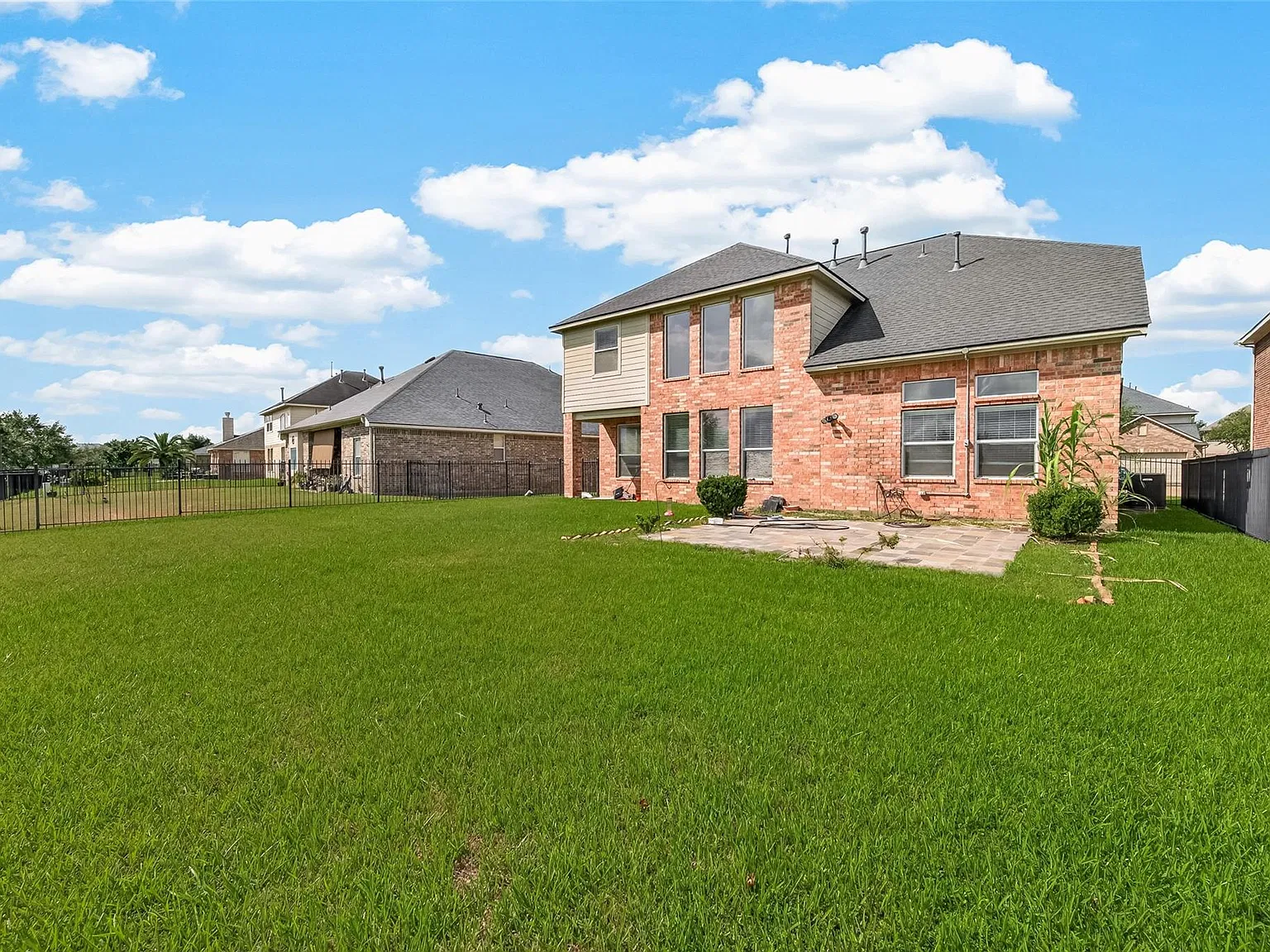 5 bed, 2.5 bath, 2730 sqft, $2,599 — Photo 4