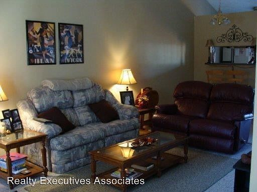 4th image of 704 Shadywood Ln