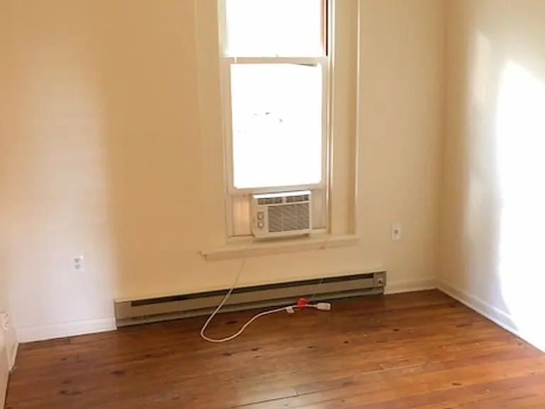 1912 Sulgrave Ave — Photo 15