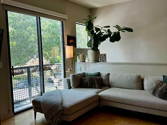 5th image of 2117 S St Unit 201