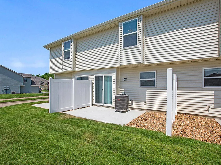 Oak Woods Townhomes — Photo 4