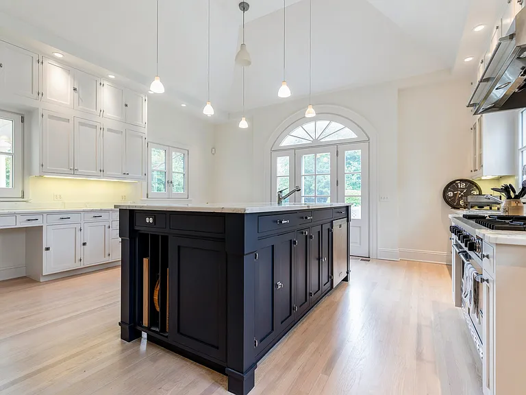 101 Wyandanch Ln — Photo 6
