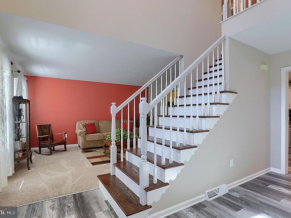 4th image of 2861 Primrose Ln N
