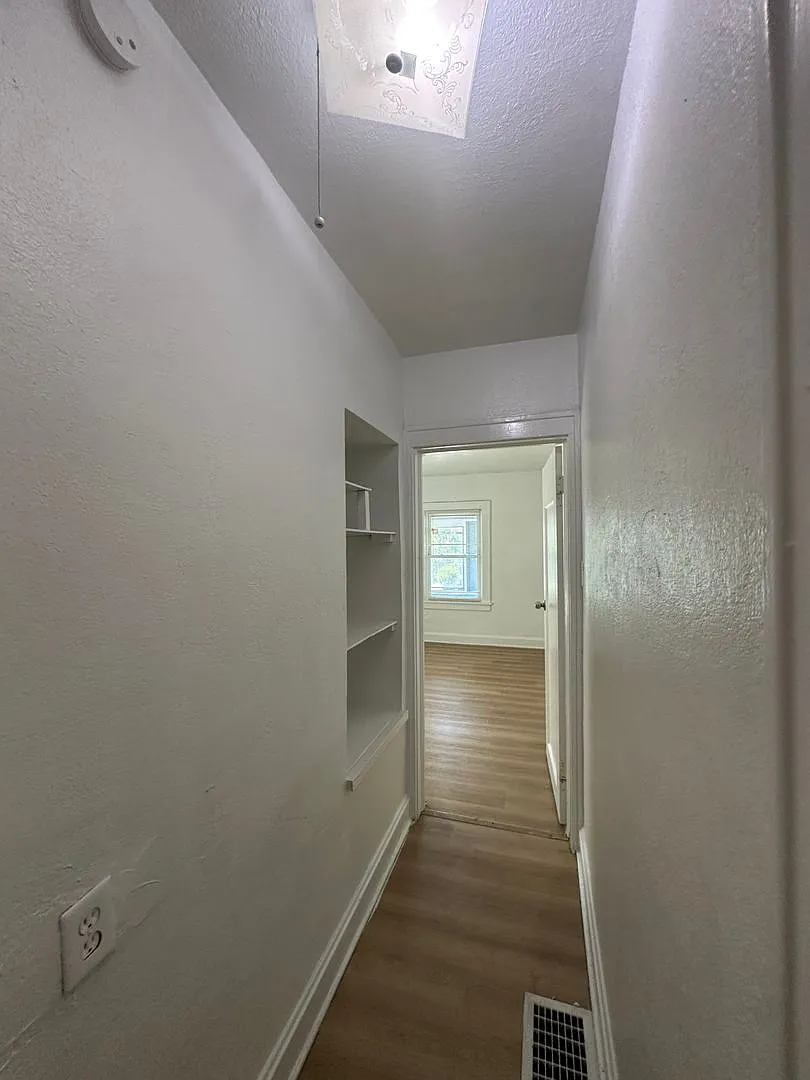 This is a 3bedroom 1 Full bathroom house which has a spacious living room, dining room and full k... — Photo 4