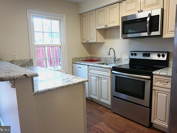 3rd image of 2873 Gloucester Ct