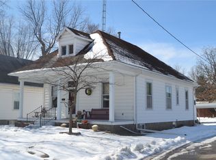 221 N 5th St, Albion, IL 62806