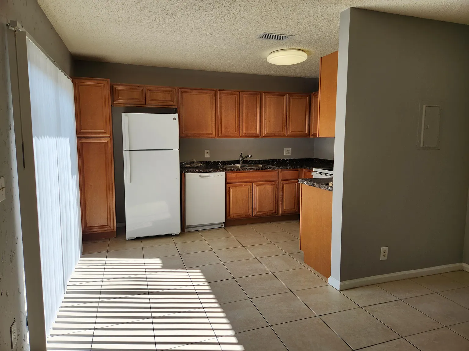 3 bed, 2.5 bath, 1624 sqft, $2,550 — Photo 4