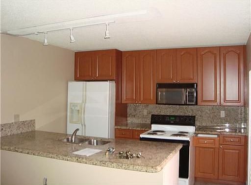 3rd image of 221 Live Oak Ln