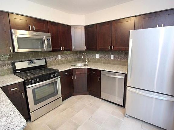 3rd image of 123 Selby Ct