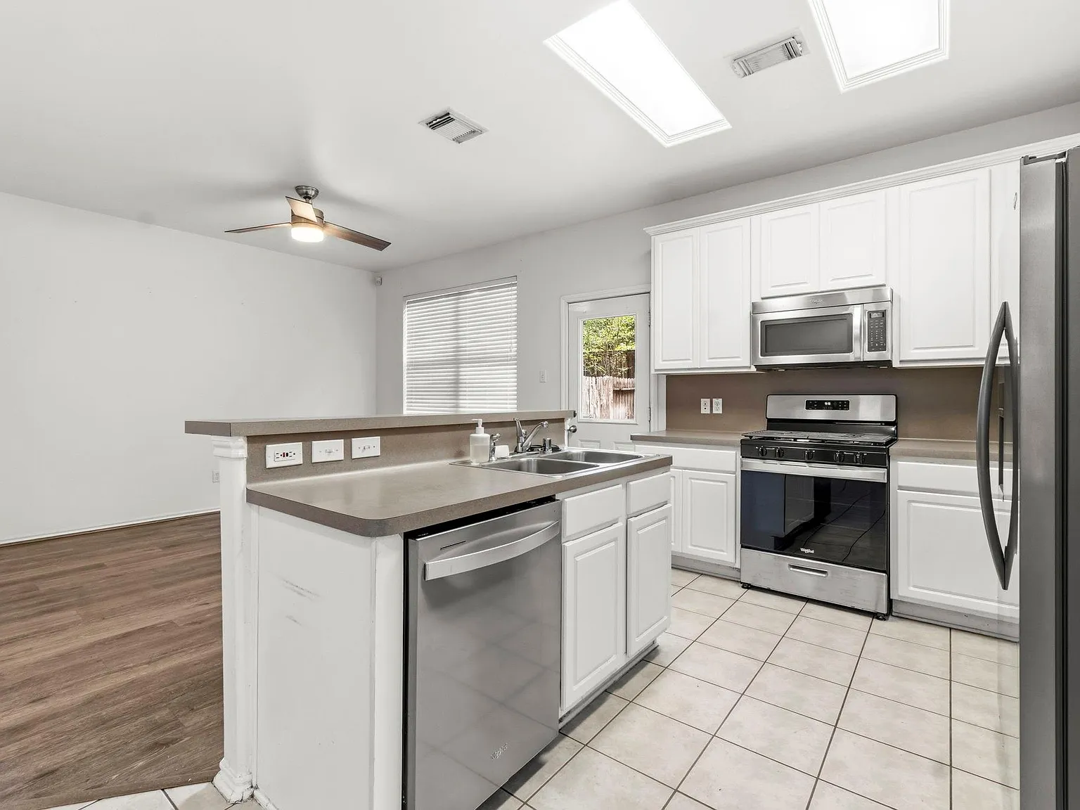 3 bed, 2.5 bath, 1485 sqft, $1,950 — Photo 4