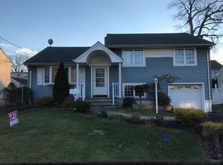 7 Eldorado Ct, Rochelle Park, NJ 07662