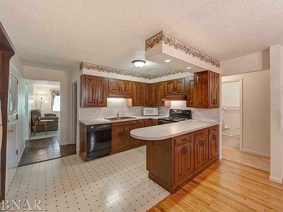 5th image of 703 Bradley Dr