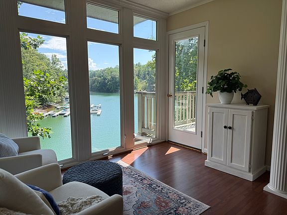 5th image of 701 Loran Pointe Cir