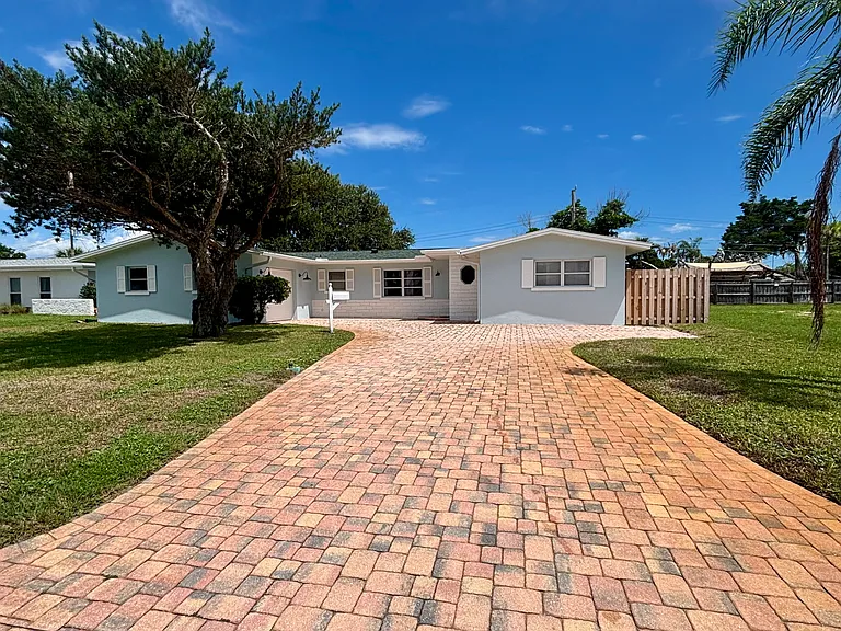 430 Coconut Dr — Photo 2