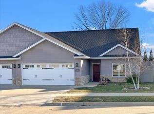 1461 Autumn Ridge Ln, Dubuque, IA 52003