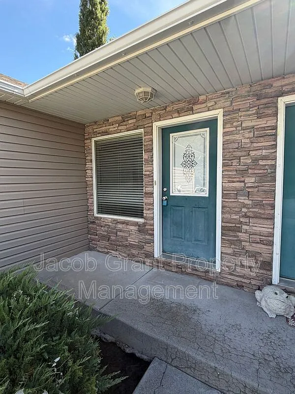 3 bed, 2.0 bath, 1250 sqft, $1,475 — Photo 2