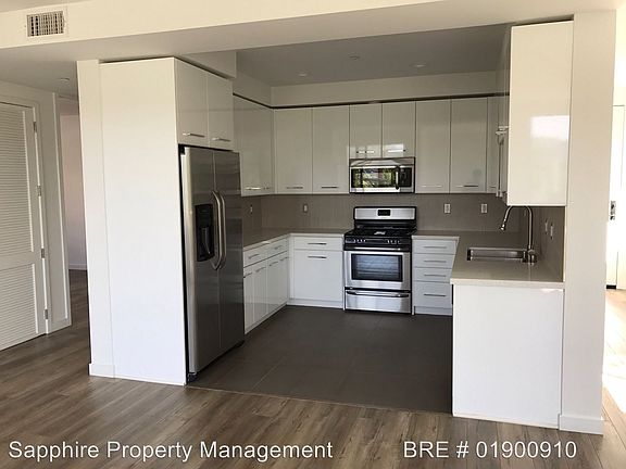 3rd image of 11478 Moorpark St Unit 102