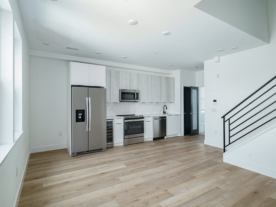 1st image of 930 N 2nd St Floor 3