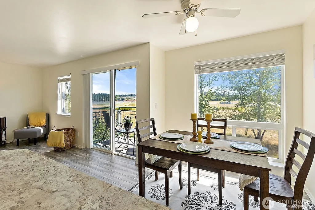 3 bed, 967 sqft, $1,895 — Photo 1